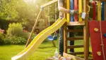 Holzlasur richtig auftragen: Schutz für Spieltürme
