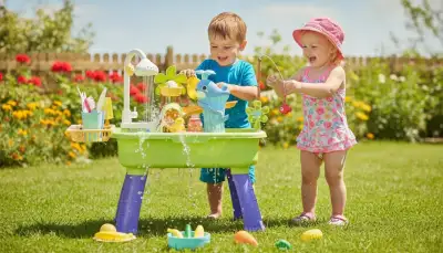Wasserspieltisch: Sommerlicher Spaß für kleine Entdecker